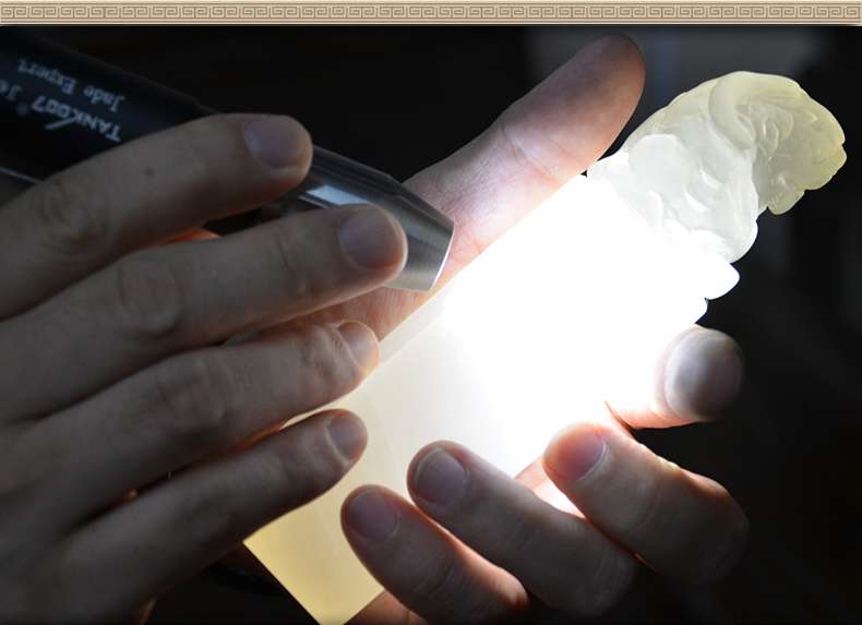 照玉強(qiáng)光手電筒不只可以鑒定琥珀，還可以鑒別各種的玉石、原石