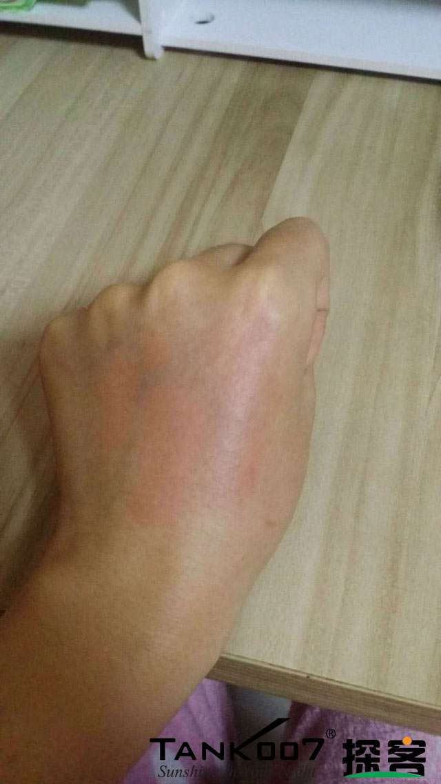 客戶買了紫光手電驗熒光劑,先拿面膜大姨媽巾開刀