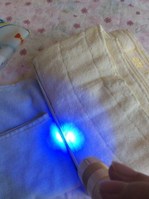 寶媽買(mǎi)了紫光手電,衣服上好多熒光劑,看的心慌害怕